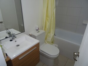 Basic Apartment, 2 Bedrooms, Accessible | Bathroom | Combined shower/bathtub, deep-soaking bathtub, rainfall showerhead - Departamento Reserva de Huasco (Huasco)