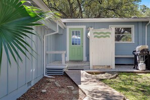 Terrace/patio - Salty Dawg - Grayton Beach, 30A, Close to the Red Bar, Bike to Seaside! (Grayton Beach)