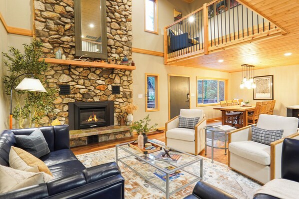 Smart-tv, pejs, dvd-afspiller, bordtennisbord