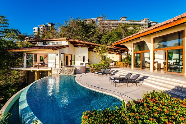 Un resort con piscina, mobiliario exterior y vistas de los edificios circundantes.