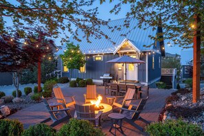 Outdoor dining - Welcome to Lake & Vine Villa at The Lookout at Lake Chelan (Chelan)