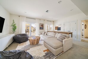 Smart TV, fireplace, DVD player, stereo