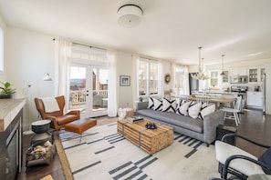 TV connectée, cheminée, lecteur de DVD, chaßne hi-fi