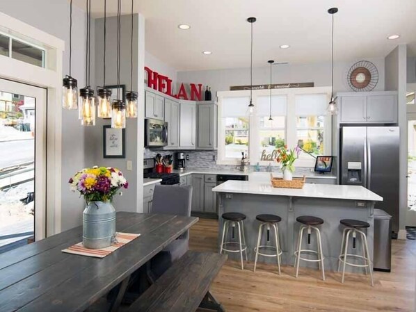 Refrigerador, microondas, horno y parrilla de estufa 