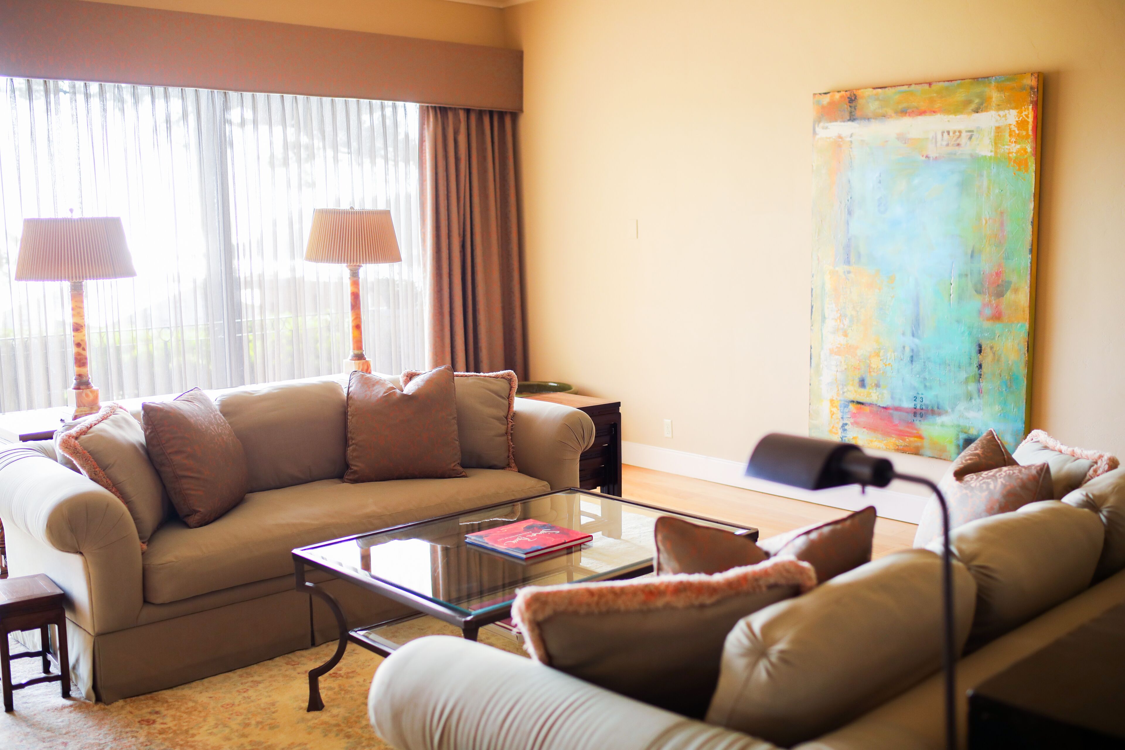 Smart-TV, Kamin, DVD-Player, Bücher