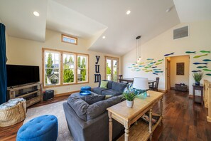Smart TV, fireplace, DVD player, table tennis