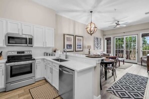 Een koelkast, een microgolfoven, een oven, een kookplaat