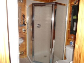 Bañera de hidromasaje, secador de pelo, toallas, jabón