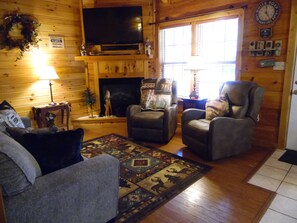 Smart-TV, peis, DVD-spiller og bøker