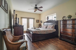 3 bedrooms, desk, iron/ironing board, free WiFi