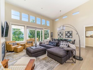 Smart TV, chimenea y estéreo 