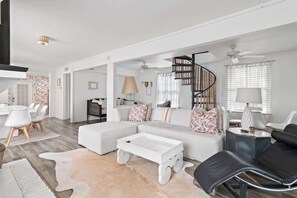 TV, offices - GULF VIEWS! 4 Bikes-Across the street from beach ! (Santa Rosa Beach)