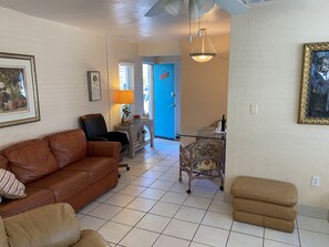 Smart TV - BEACHFRONT CONDO, GREAT RATES, 1Bdrm UPDATED, CLEAN, FREE BEACH CHAIRS,WIFI,BBQ (Madeira Beach)