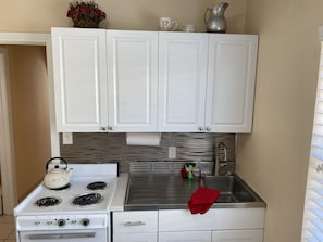 Frigorifero, microonde, forno, piano cottura