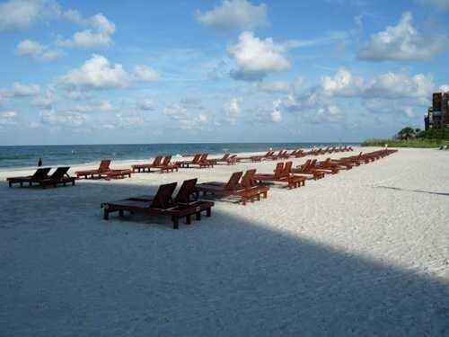  BEACHFRONT CONDO, GREAT RATES, 1Bdrm UPDATED, CLEAN, FREE BEACH CHAIRS,WIFI,BBQ