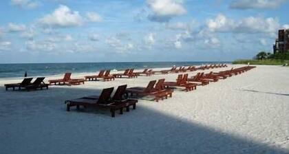 BEACHFRONT CONDO, GREAT RATES, 1Bdrm UPDATED, CLEAN, FREE BEACH CHAIRS,WIFI,BBQ