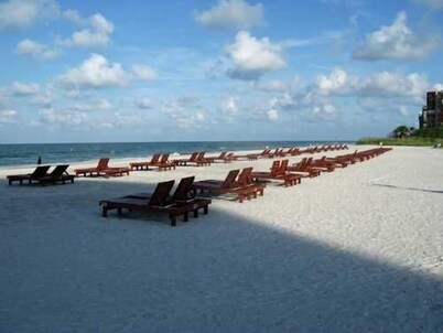  BEACHFRONT CONDO, GREAT RATES, 1Bdrm UPDATED, CLEAN, FREE BEACH CHAIRS,WIFI,BBQ