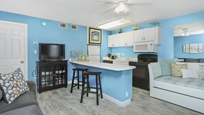 A compact living space with a kitchenette, a dining area, and a seating area. - QUAINT 1 BDRM!! RECENTLY UPDATED! STEPS ACROSS THE PARKING LOT TO BEACH!! (Fort Walton Beach)