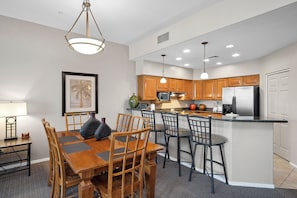 Suite, 1 King Bed, Non Smoking | In-room dining