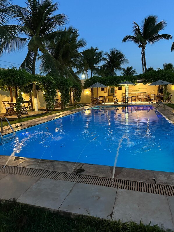 Een buitenzwembad, gratis zwembadcabana's en ligstoelen