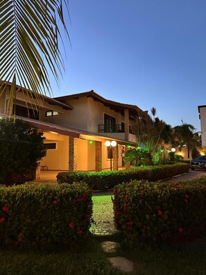 施設の正面 (日没後)