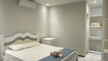 Minibar, pengeskab på værelset, skrivebord, mørklægningsgardiner