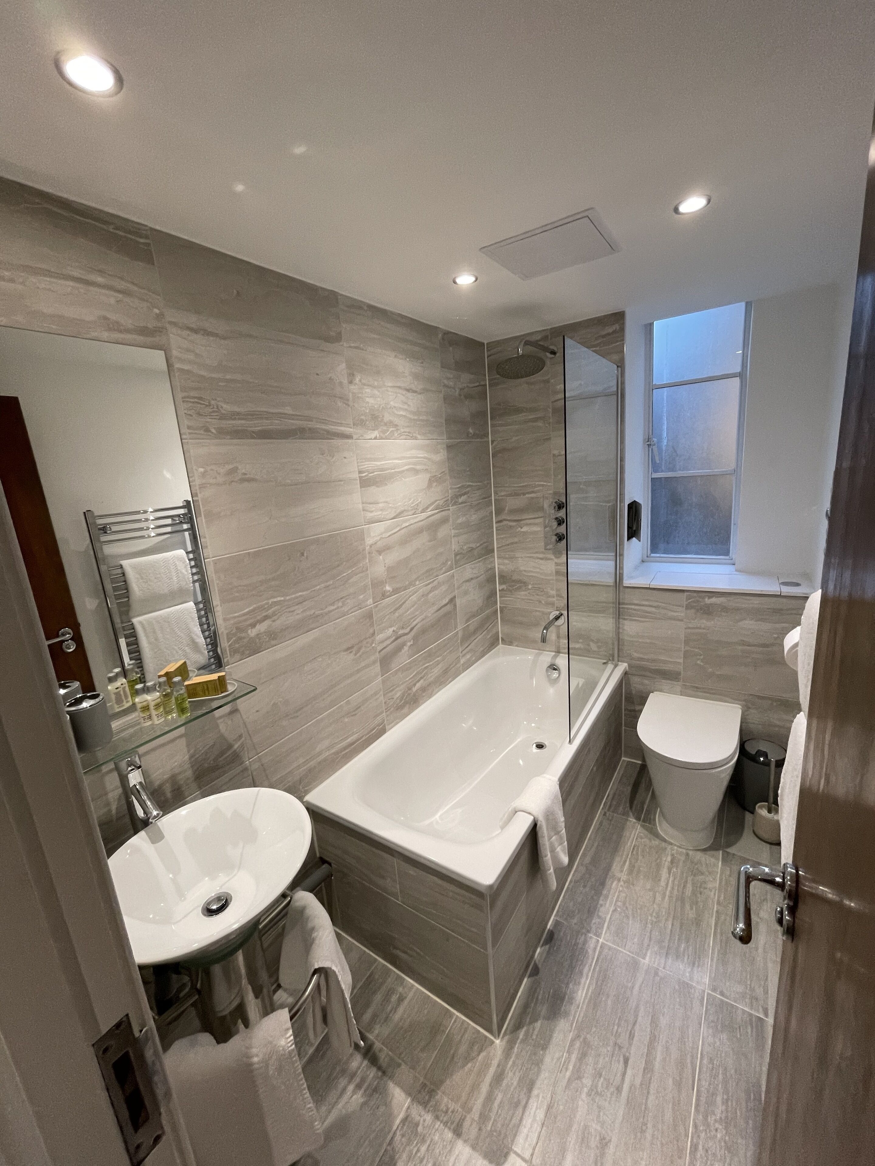 Rainfall showerhead, free toiletries, towels, toilet paper