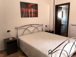 Romantic Double Room, Garden View | Minibar, in-room safe, desk, soundproofing