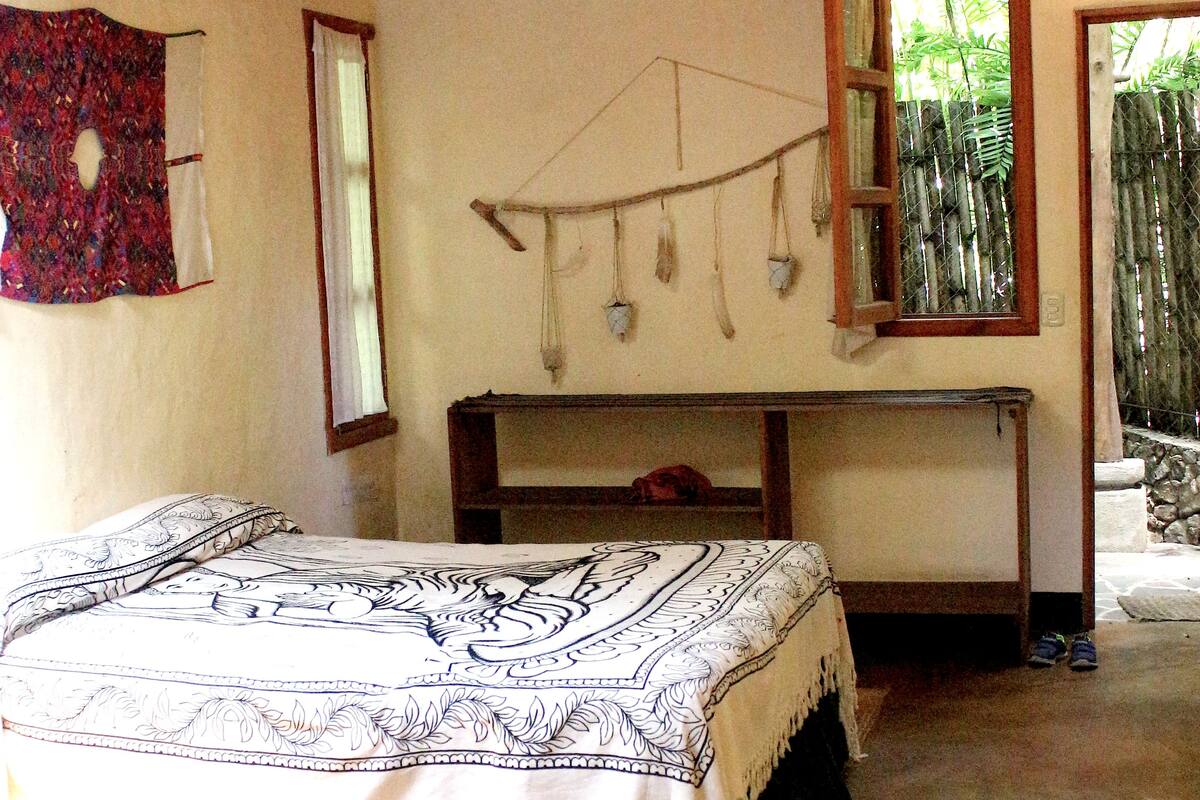 Basic-Dreibettzimmer, eigenes Bad (1 Double and 1 Twin Beds )