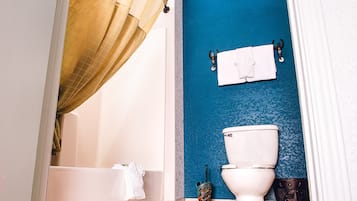 Kombination af bruser/badekar, gratis toiletartikler, hårtørrer