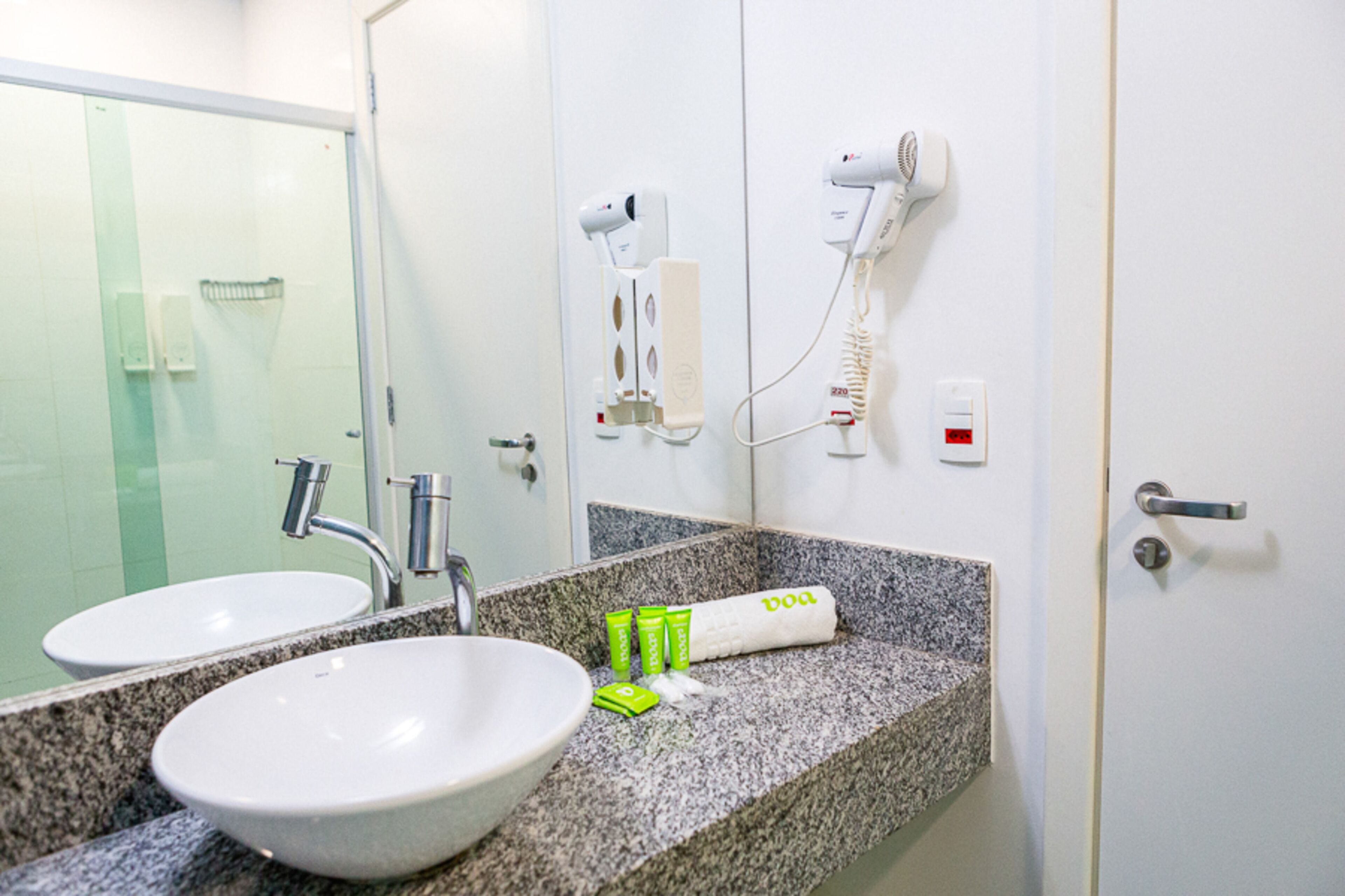 standard single room, 2 single beds, non smoking | bathroom | shower, free toiletries, towels