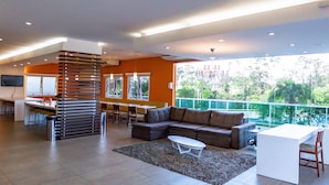 Een modern interieur met een eethoek, een bank en een balkon met uitzicht.