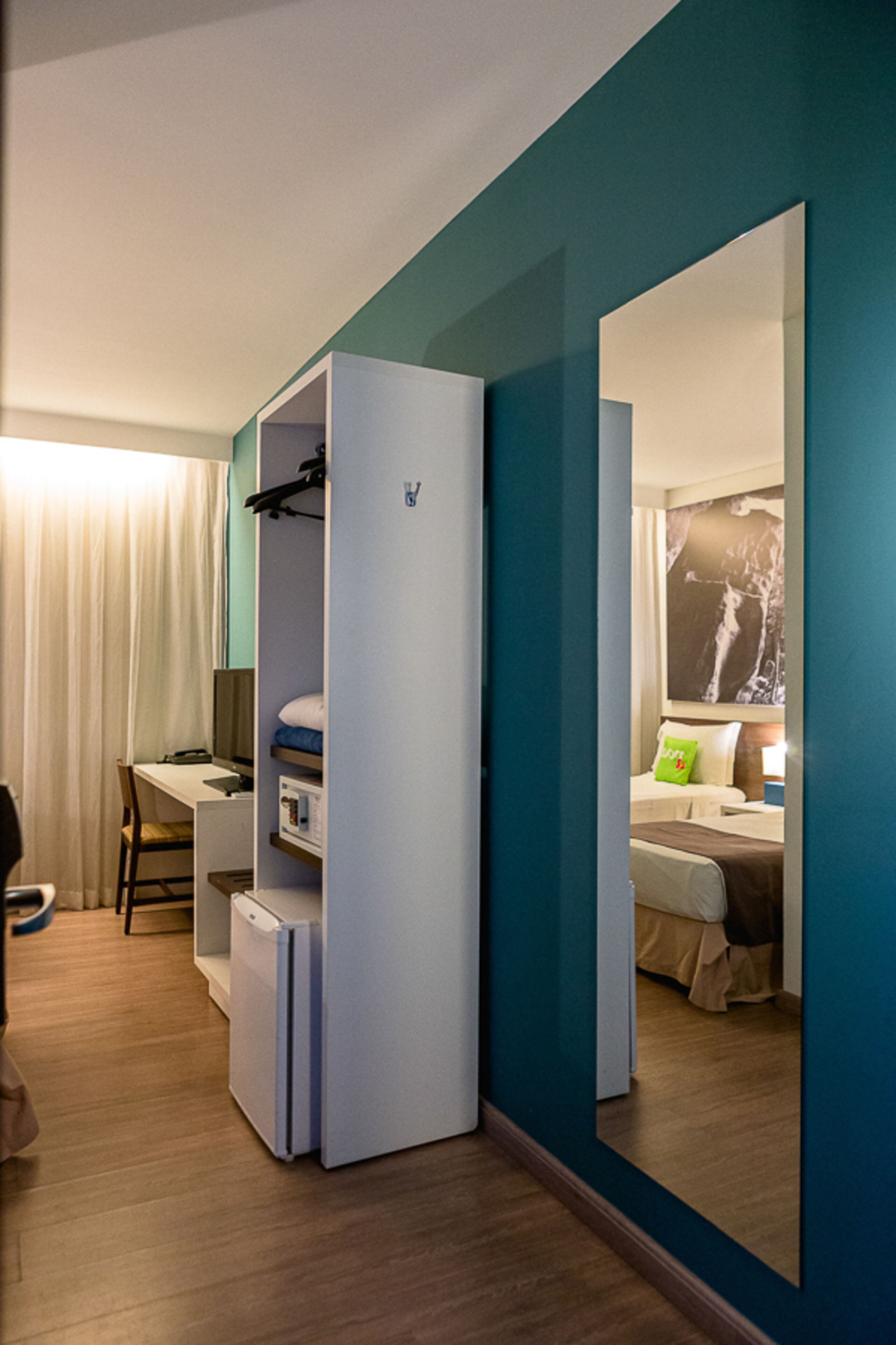 Frigobar, cofres nos quartos, cortinas blackout, Wi-Fi de cortesia