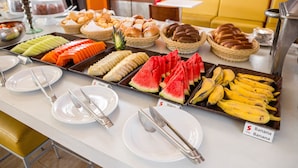 Een buffet met diverse soorten fruit, groenten en brood.