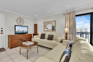 Téléviseur à écran plat, livres