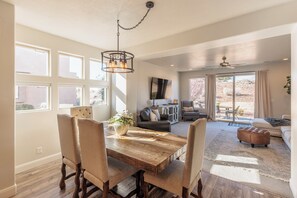 Una Smart TV, una chimenea, un reproductor de DVD