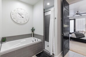 Combined shower/tub, hair dryer, towels