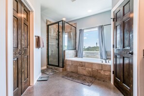 Shower, hair dryer, towels - Lake Travis Acreage with Hilltop Views  (Austin)