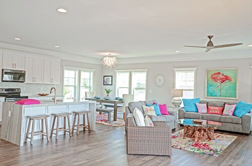 Luxury Carolina Beach Home- NEW HOUSE- sleeps 6