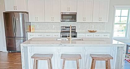 Luxury Carolina Beach Home- NEW HOUSE- sleeps 6