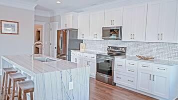Fridge, microwave, stovetop, dishwasher