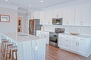 Réfrigérateur, micro-ondes, plaque de cuisson, lave-vaisselle