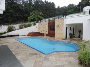 Una piscina al aire libre, una piscina climatizada