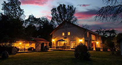 Amplia casa de campo familiar con piscina privada climatizada cerca de Bergerac y St Emilion