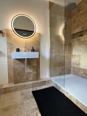 Badewanne, Haartrockner, Handtücher, Seife