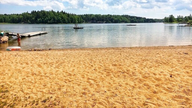 Beach nearby, sun loungers, beach towels