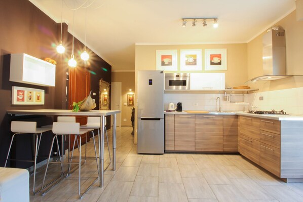 Réfrigérateur, micro-ondes, four, plaque de cuisson