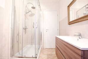 Bruser, gratis toiletartikler, hårtørrer, bidet