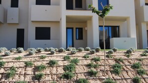 A modern building with multiple balconies and windows. - Modern, accessible ground floor apartment just 30 minutes from Murcia airport (Corvera, Murcia)
