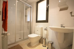 Combined shower/tub, hair dryer, towels